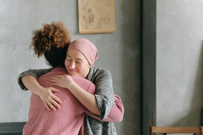 Zwei Frauen umarmen sind in der Rehaklinik
