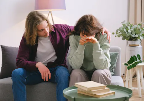 Gemeinsam durch schwere Zeiten: Angehörige im Umgang mit Depressionen Gemeinsam durch schwere Zeiten: Angehörige im Umgang mit Depressionen