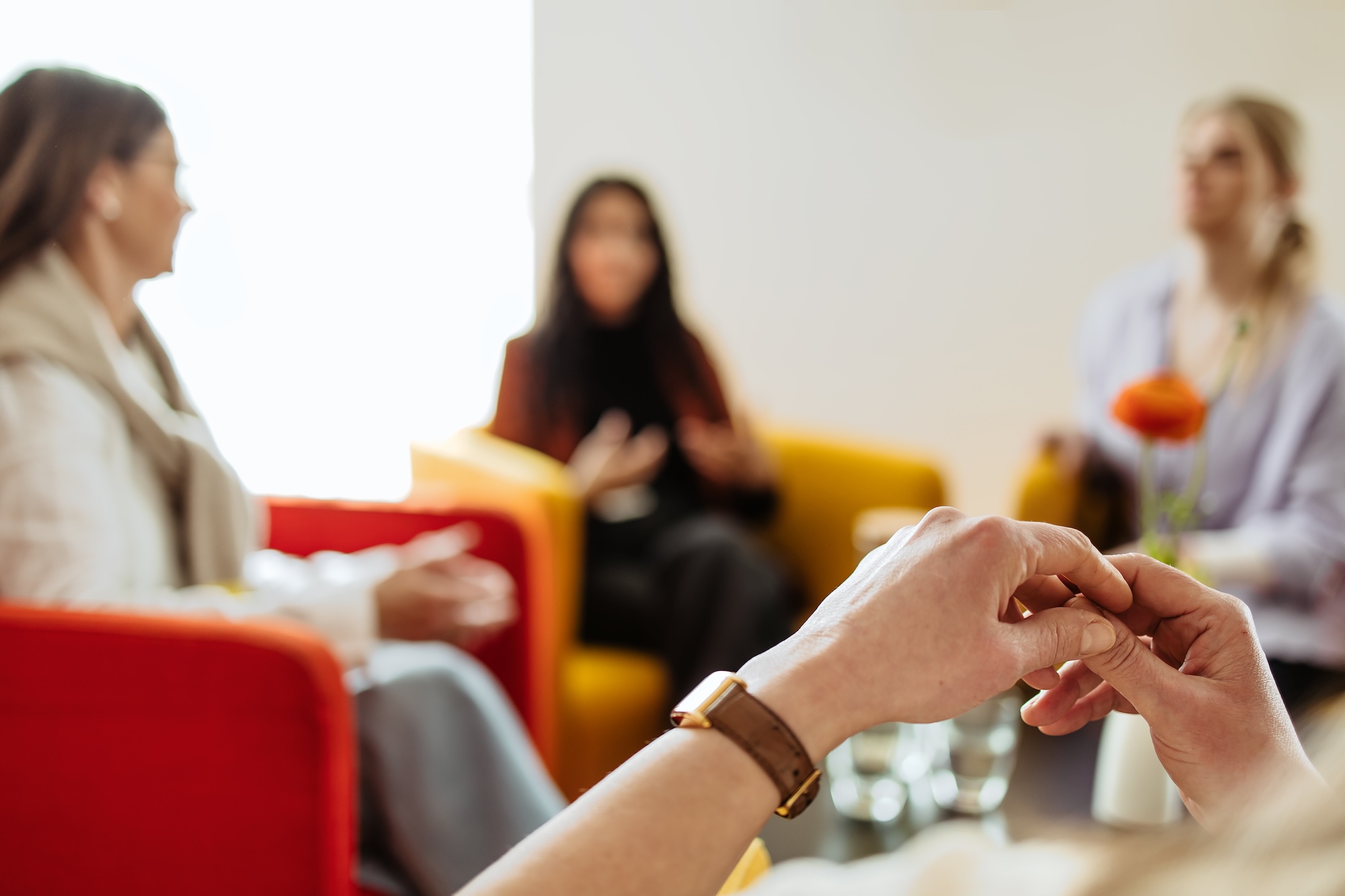 Vier Personen bei der Gesprächstherapie in der Habichtswald-Klinik