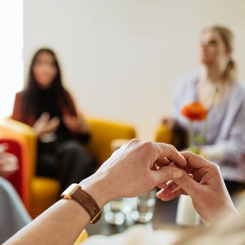 Vier Personen bei der Gesprächstherapie in der Habichtswald-Klinik