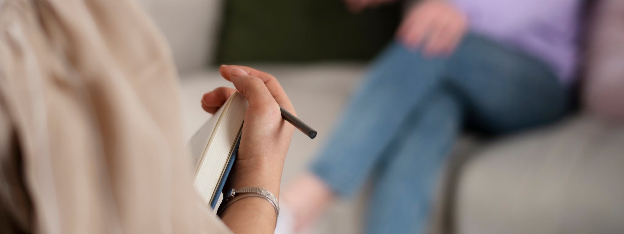 Zwei Frauen sitzen sich bei der Therapie gegenüber