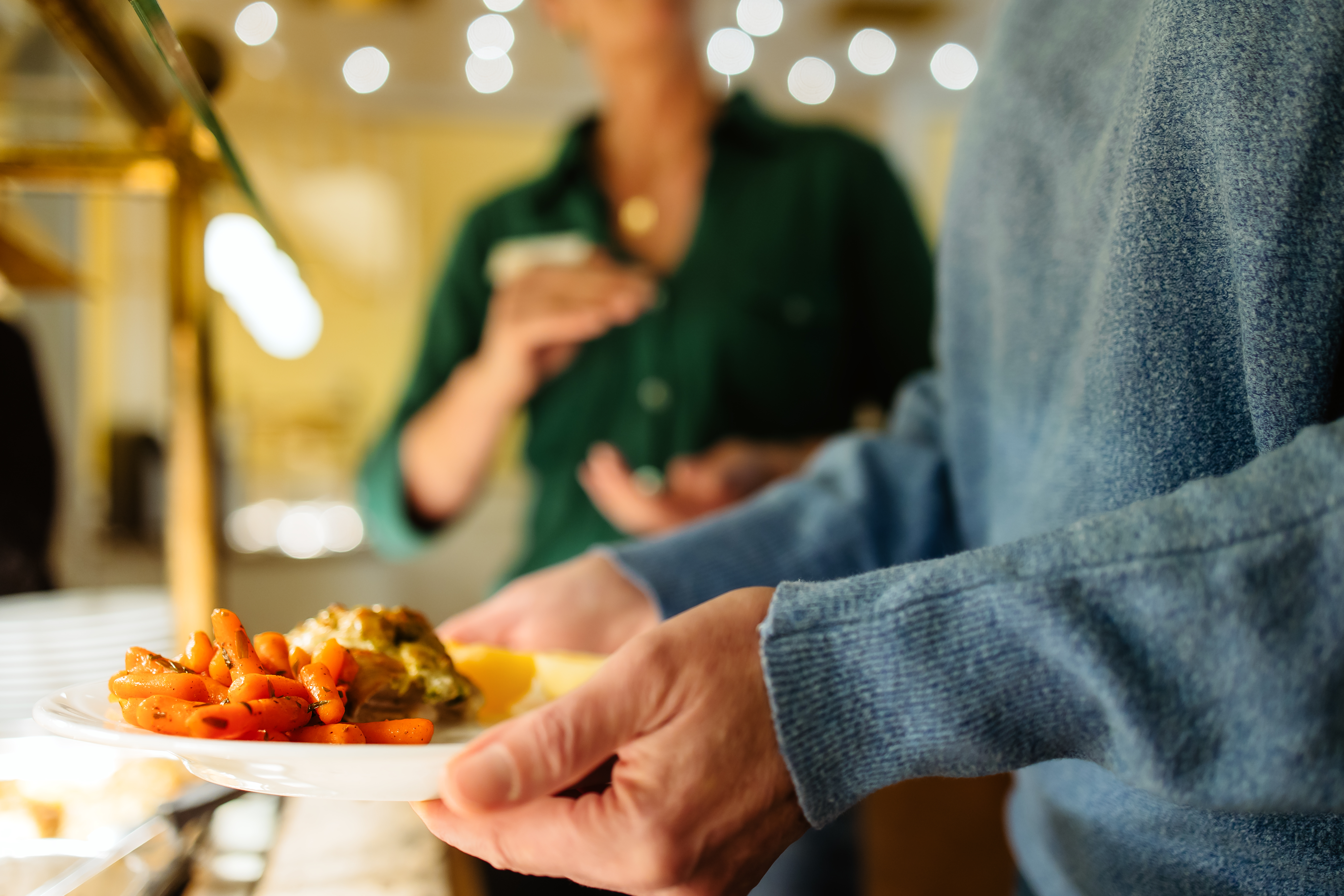 Gefüllter Teller am Buffet
