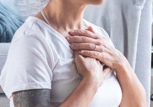 Frau atmet mit Händen über der Brust Frau atmet mit Händen über der Brust