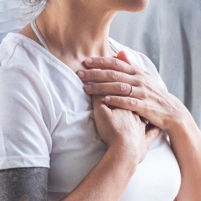 Frau atmet mit Händen über der Brust Frau atmet mit Händen über der Brust