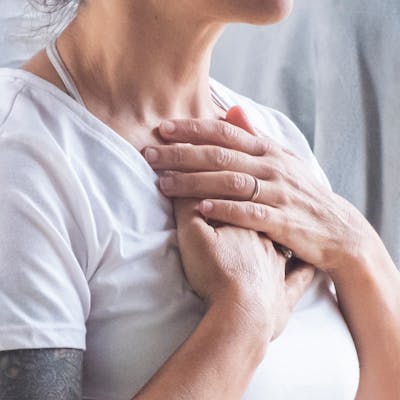 Frau atmet mit Händen über der Brust Frau atmet mit Händen über der Brust