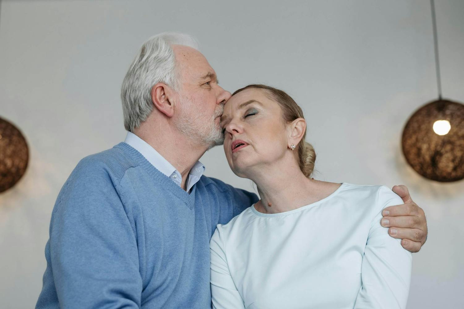 Paar umarmt sich liebevoll Paar umarmt sich liebevoll