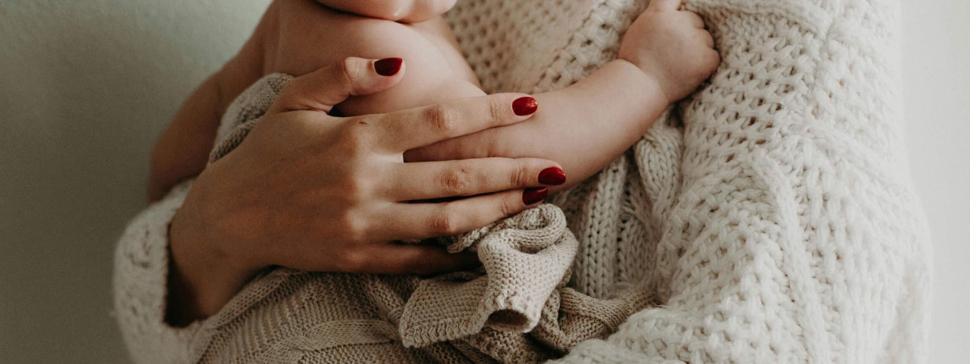 Mutter hält ihr Kind im Arm