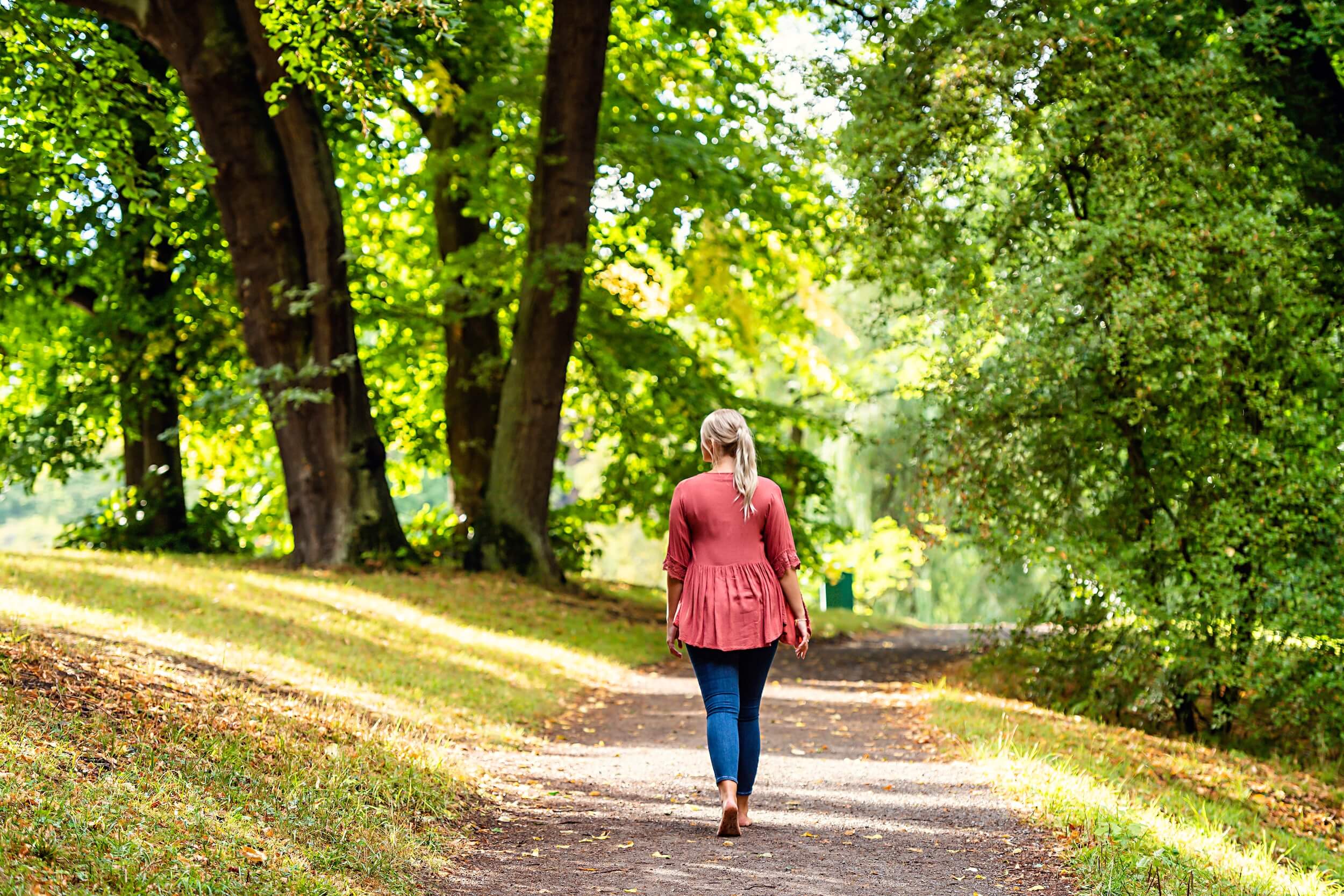 Frau geht durch den Wald spazieren