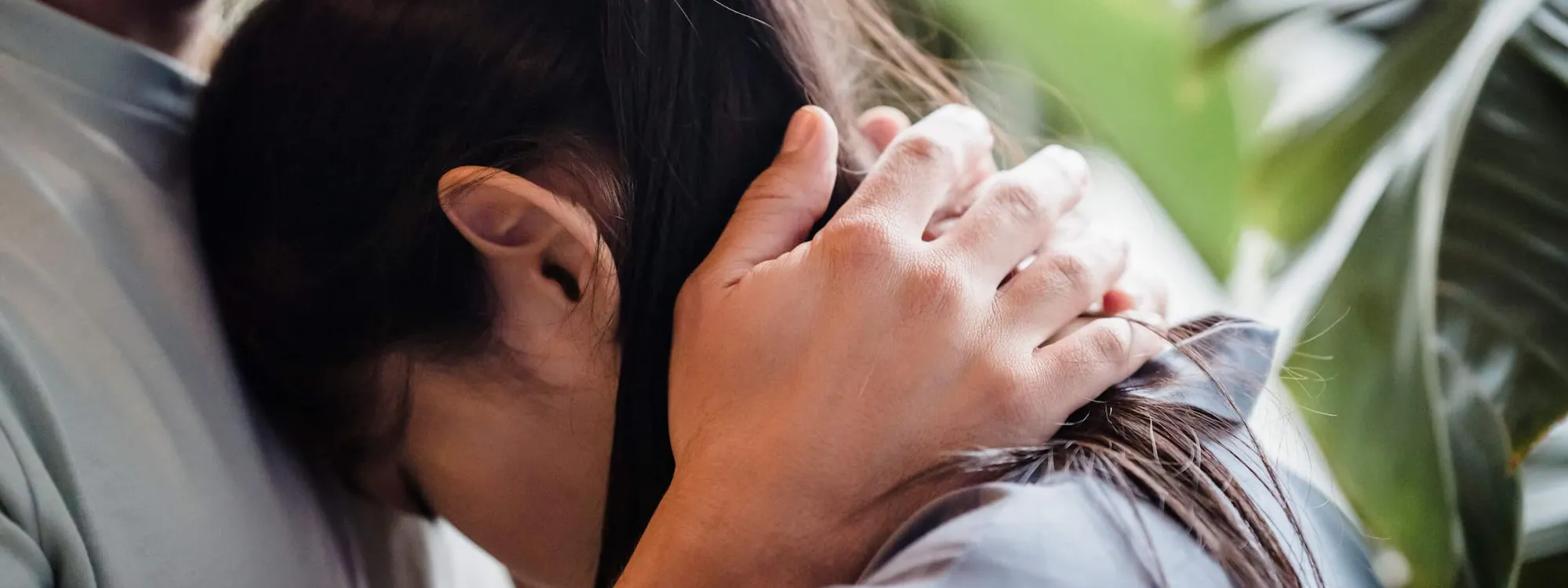 Frau mit Trauma lehnt an ihrem Partner