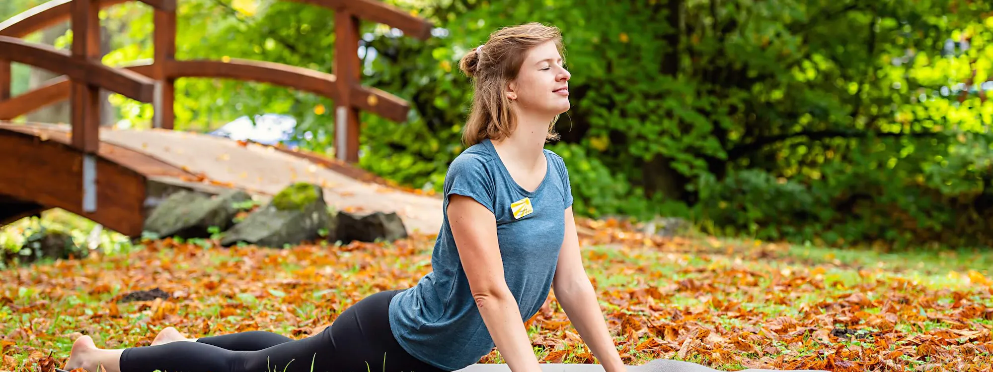 Frau macht Yoga in der Habichtswald Privat-Klinik