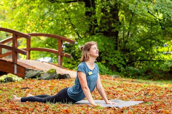 Frau macht Yoga in der Habichtswald Privat-Klinik