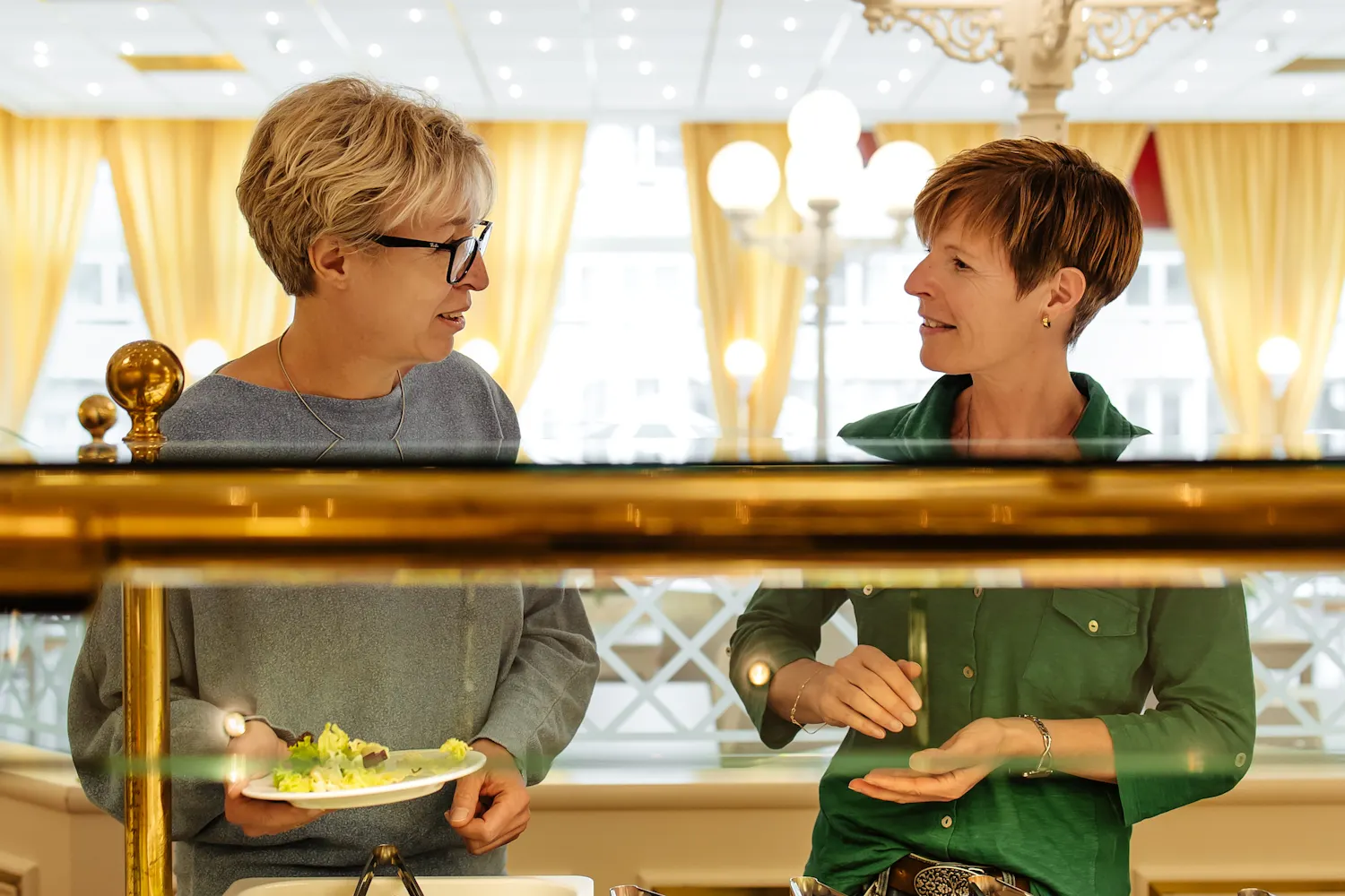 Zwei Frauen im Speisesaal der Habichtswald-Klinik Zwei Frauen im Speisesaal der Habichtswald-Klinik