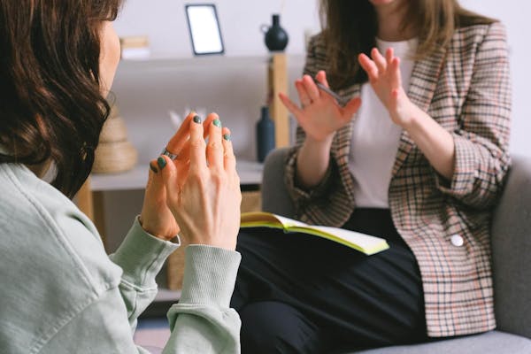 Zwei Frauen unterhalten sich in einem Therapieraum