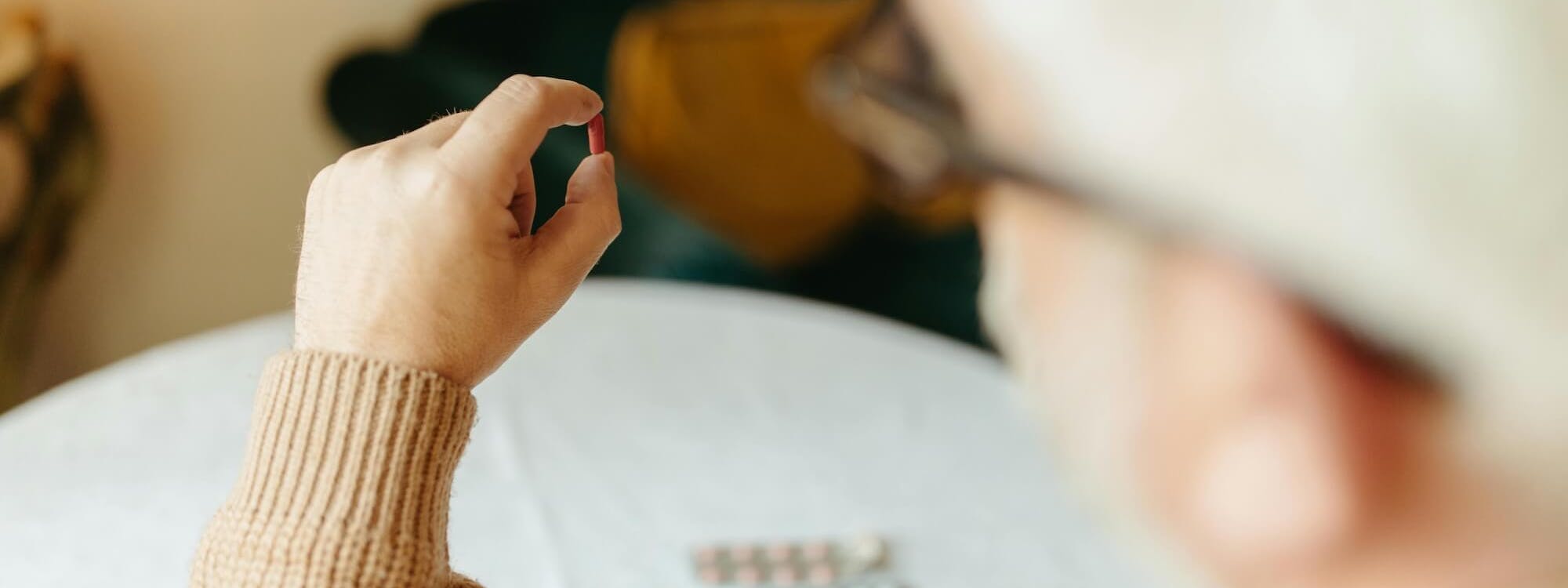 Mann nimmt Medikamente gegen Gefäßbildung ein