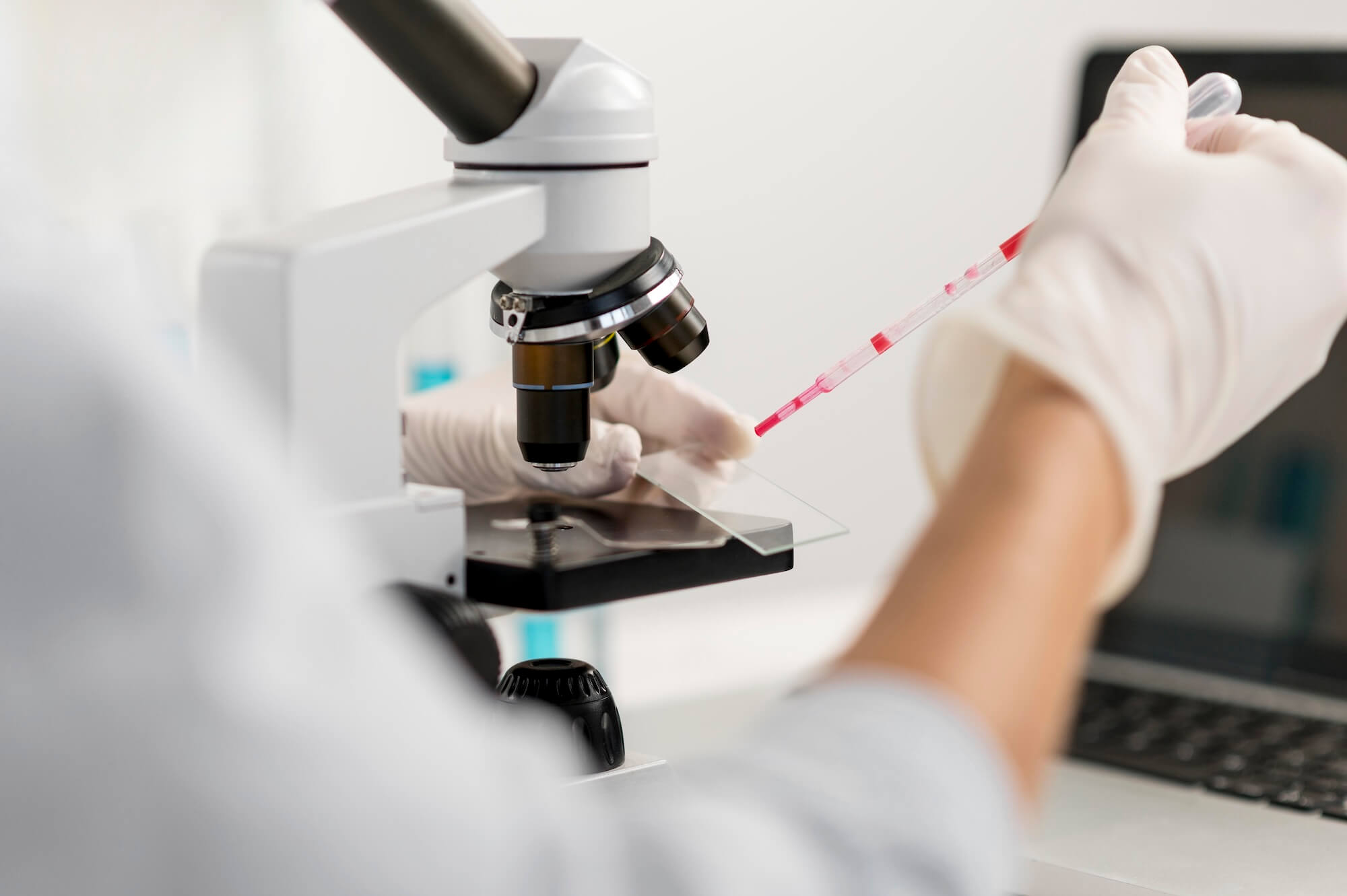 Person führt im Labor einen Test durch