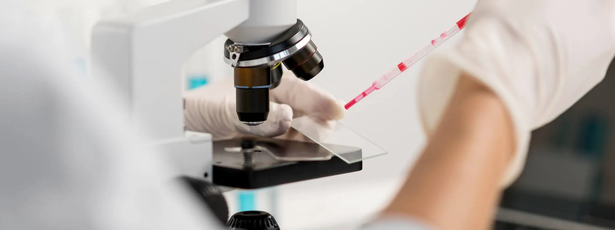 Person führt im Labor einen Test durch