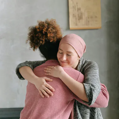 Zwei Frauen umarmen sind in der Rehaklinik Zwei Frauen umarmen sind in der Rehaklinik