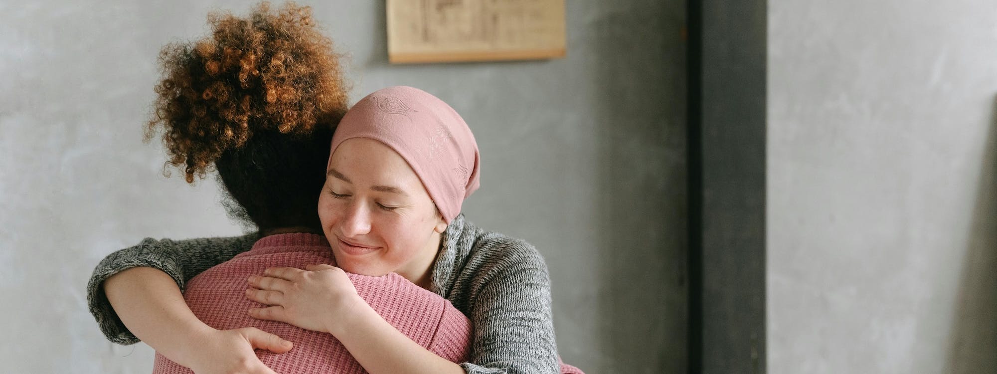 Zwei Frauen umarmen sind in der Rehaklinik