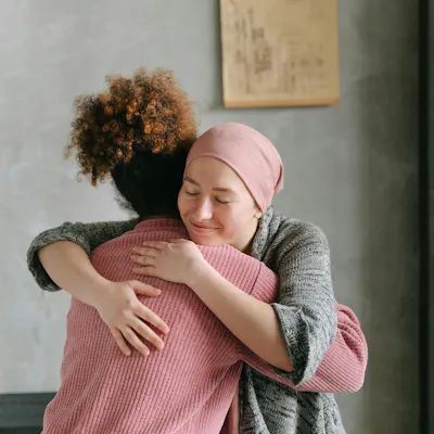 Zwei Frauen umarmen sind in der Rehaklinik Zwei Frauen umarmen sind in der Rehaklinik