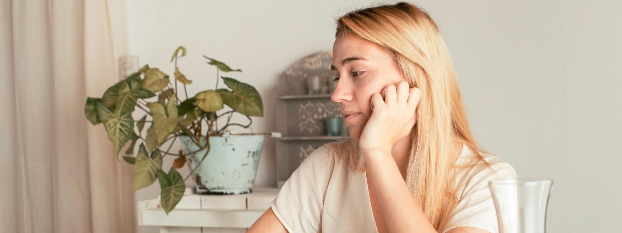 Frau sitzt mit gesundem Essen am Tisch