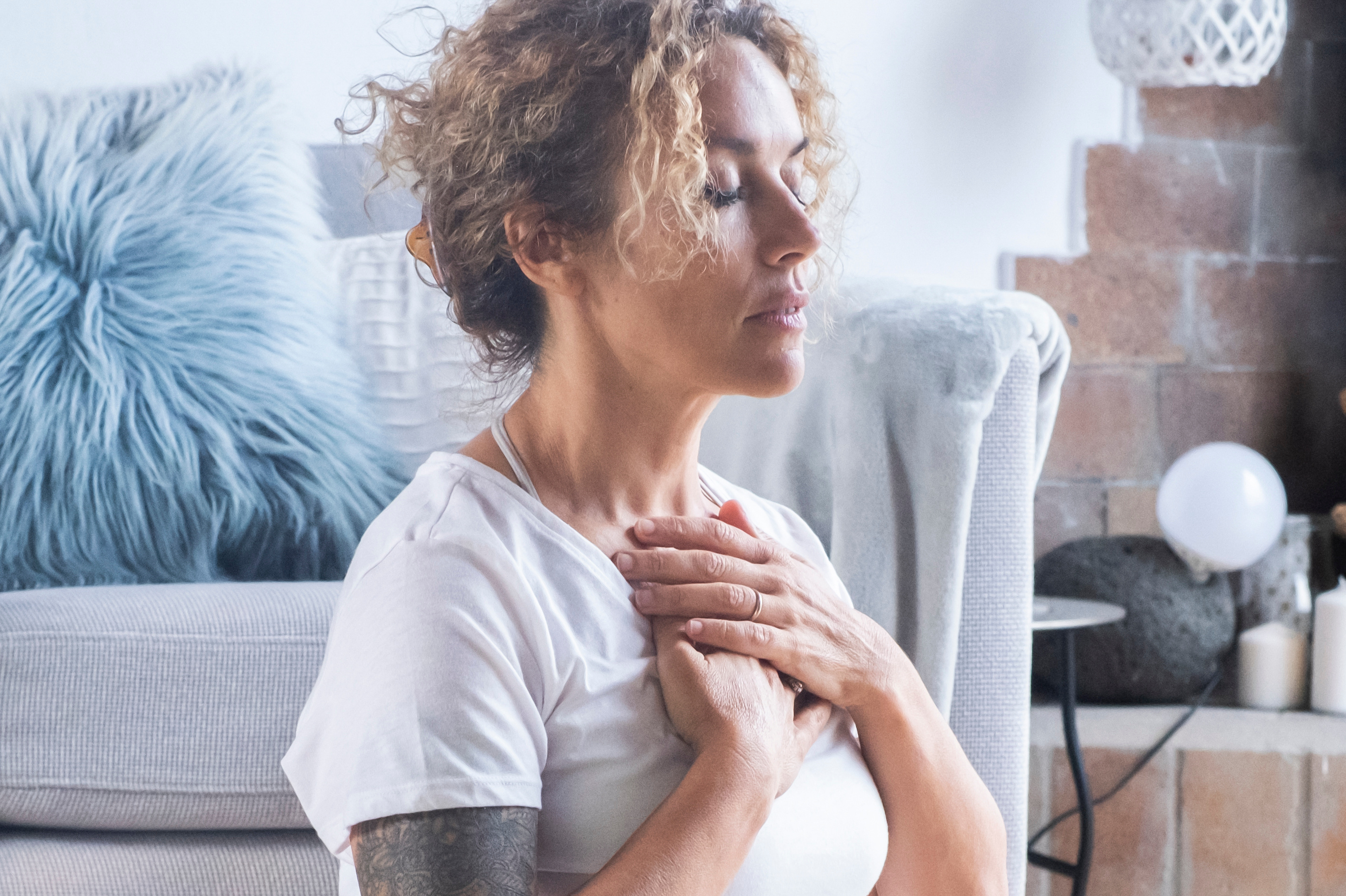 Frau atmet mit Händen über der Brust