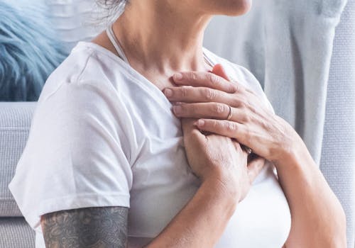 Frau atmet mit Händen über der Brust Frau atmet mit Händen über der Brust