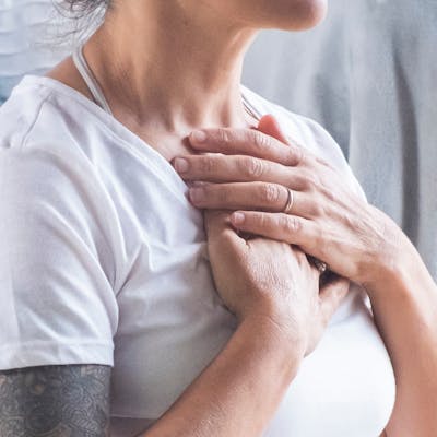 Frau atmet mit Händen über der Brust Frau atmet mit Händen über der Brust