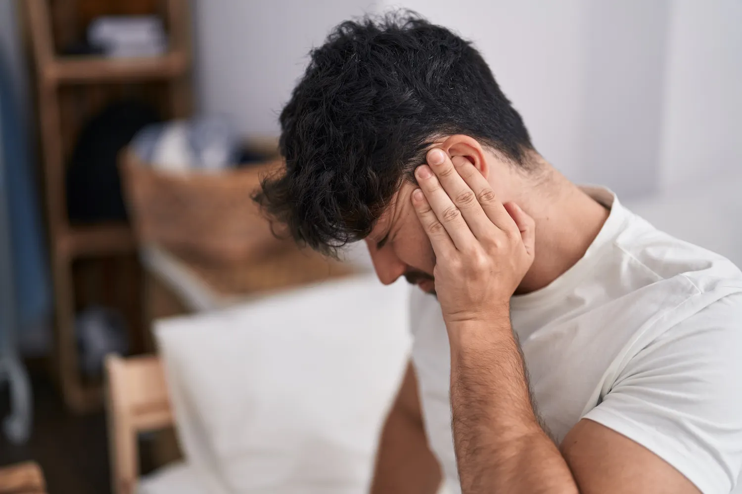Mann hat Ohrenschmerzen wegen Tinnitus