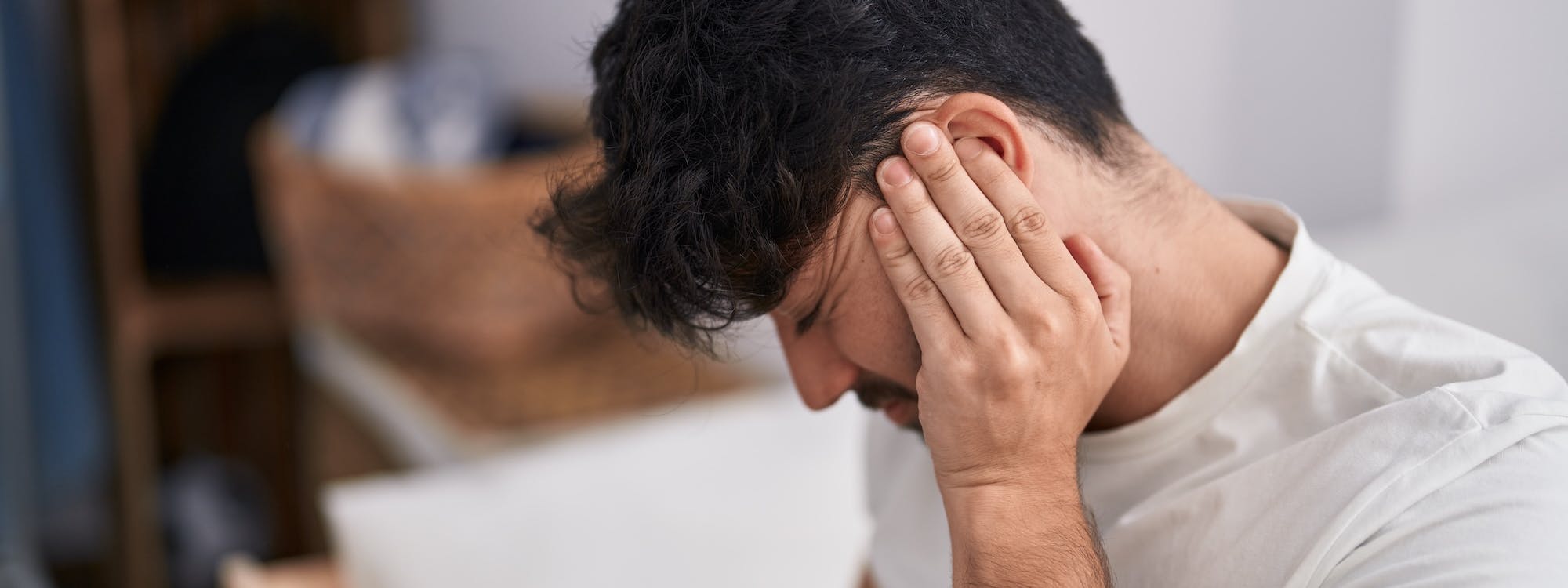 Mann hat Ohrenschmerzen wegen Tinnitus