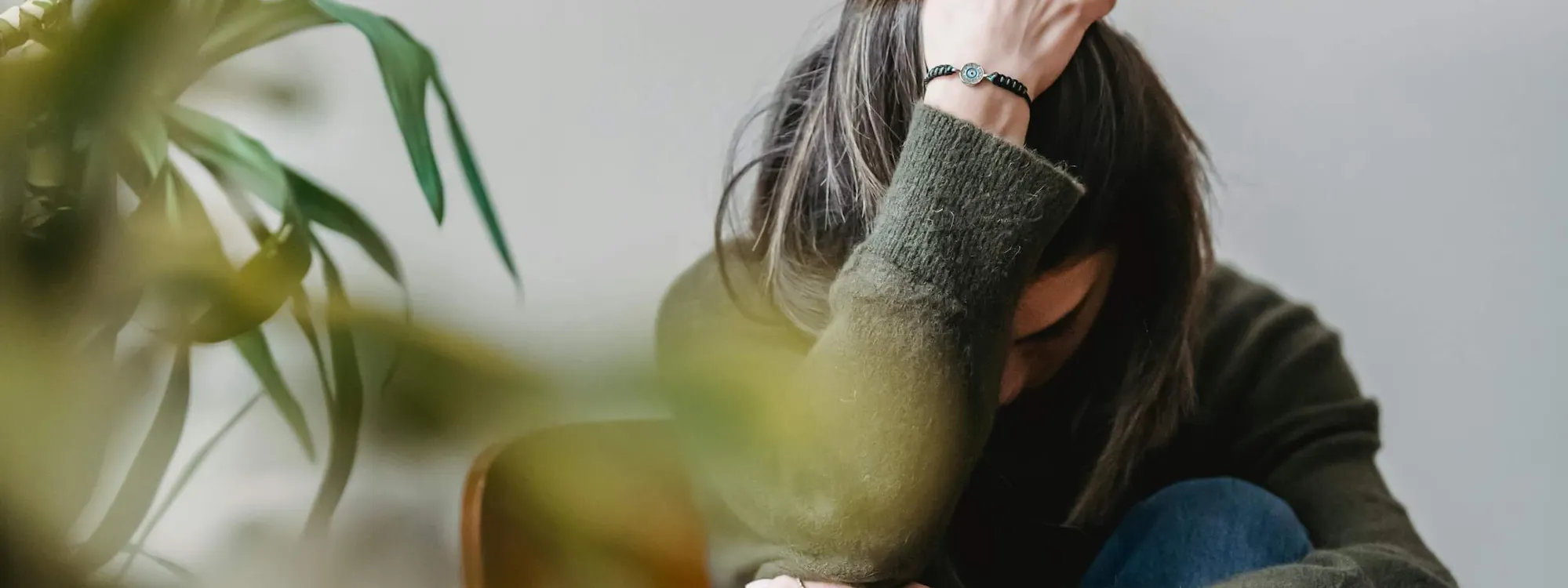 Junge Frau leidet unter Burnout