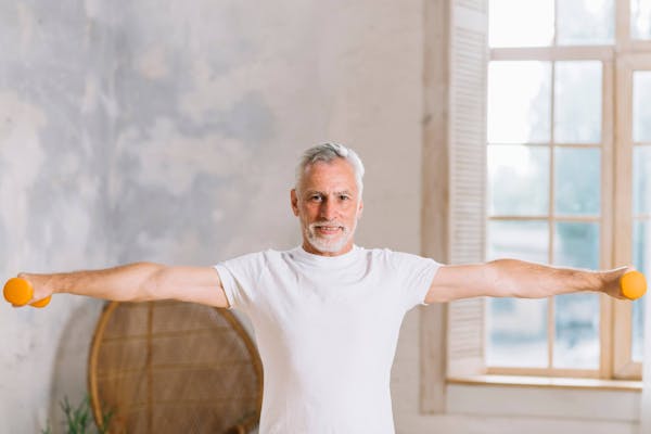 Älterer Herr hebt Hanteln an