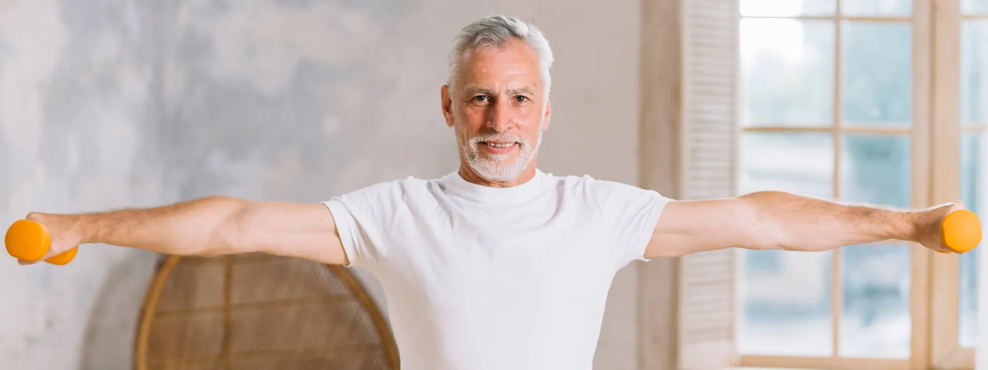 Älterer Herr hebt Hanteln an