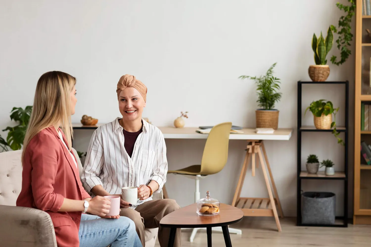 Frau mit Eierstockkrebs im Gespräch mit einer Freundin