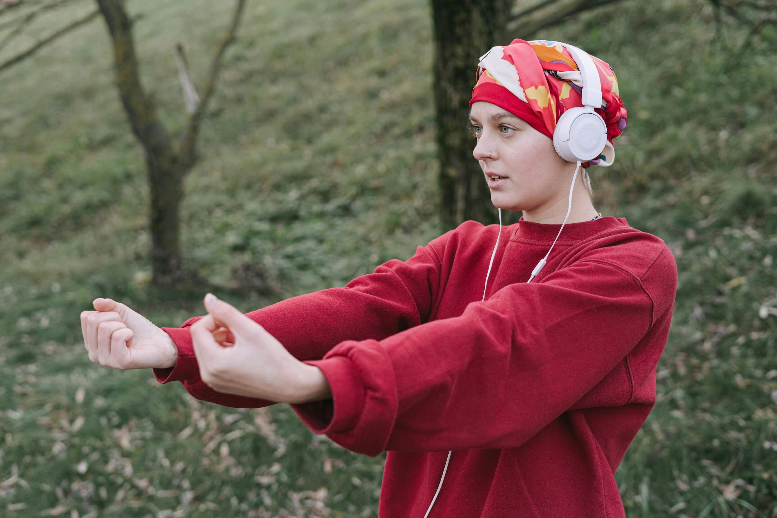 Frau mit Gebärmutterkrebs macht Sport im Park