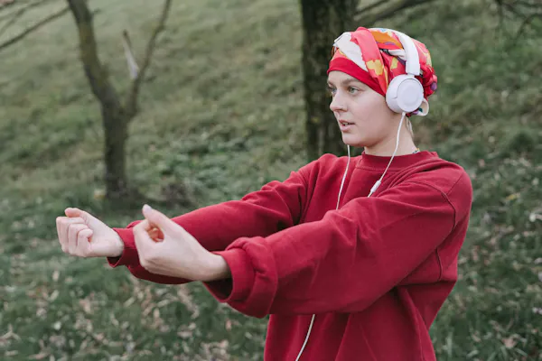 Frau mit Gebärmutterkrebs macht Sport im Park