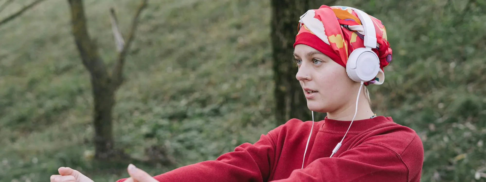 Frau mit Gebärmutterkrebs macht Sport im Park