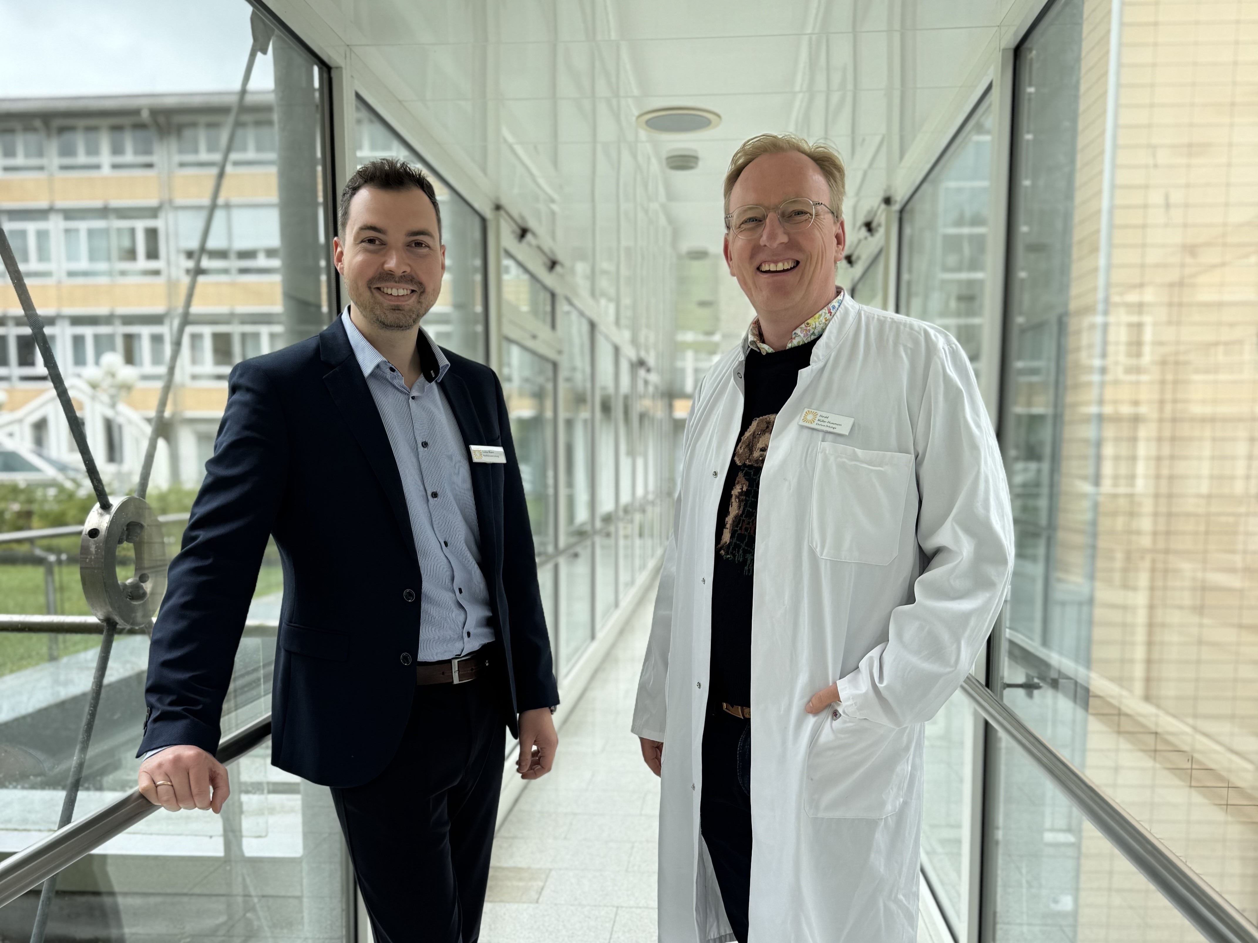 Lukas Mann, Kaufmännischer Leiter, und Harald Müller-Huesmann, der neue Chefarzt der Onkologie in der Habichtswald-Reha-Klinik in Kassel