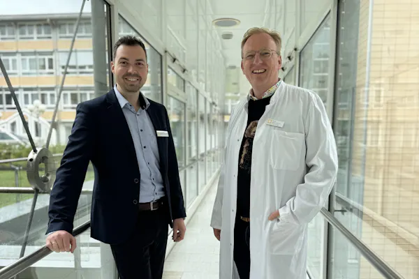 Lukas Mann, Kaufmännischer Leiter, und Harald Müller-Huesmann, der neue Chefarzt der Onkologie in der Habichtswald-Reha-Klinik in Kassel