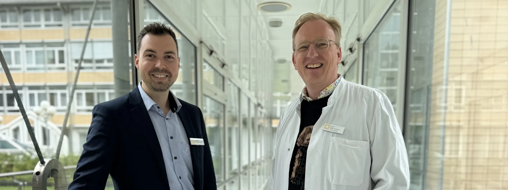 Lukas Mann, Kaufmännischer Leiter, und Harald Müller-Huesmann, der neue Chefarzt der Onkologie in der Habichtswald-Reha-Klinik in Kassel