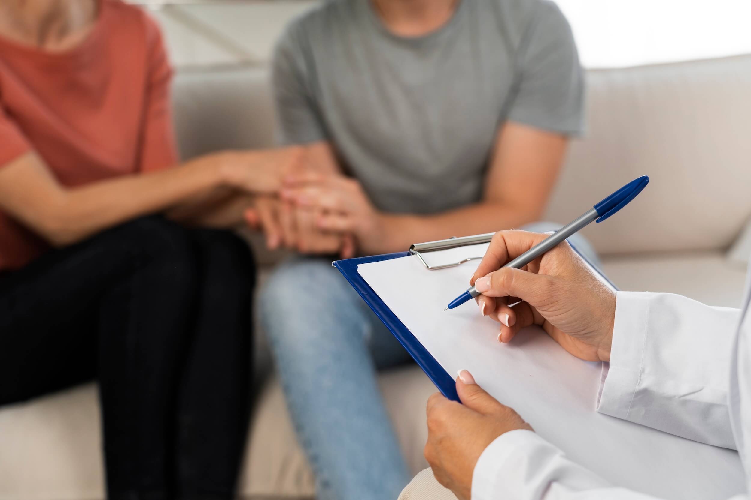 Mann und Frau halten sich in der Paartherapie an den Händen