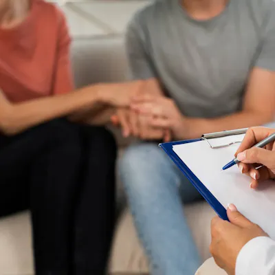 Mann und Frau halten sich in der Paartherapie an den Händen Mann und Frau halten sich in der Paartherapie an den Händen