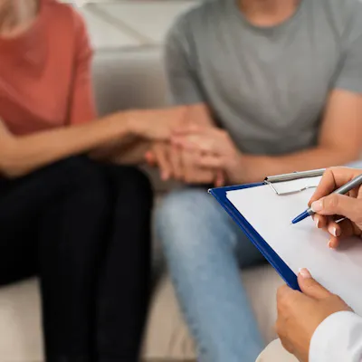 Mann und Frau halten sich in der Paartherapie an den Händen Mann und Frau halten sich in der Paartherapie an den Händen