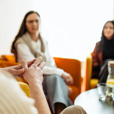 Gesprächssituation mit zwei Frauen Gesprächssituation mit zwei Frauen