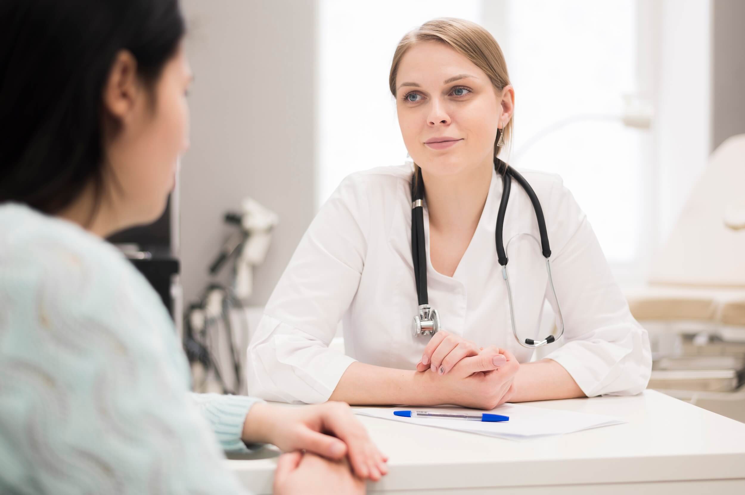 Patientin und Ärztin im Gespräch zu Pankreaskrebs