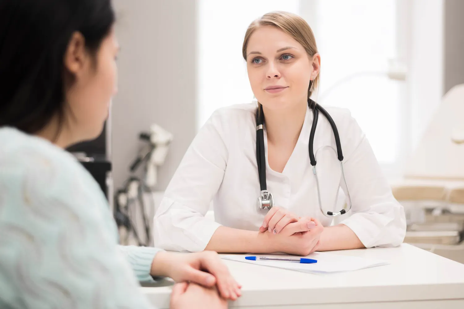 Patientin und Ärztin im Gespräch zu Pankreaskrebs Patientin und Ärztin im Gespräch zu Pankreaskrebs