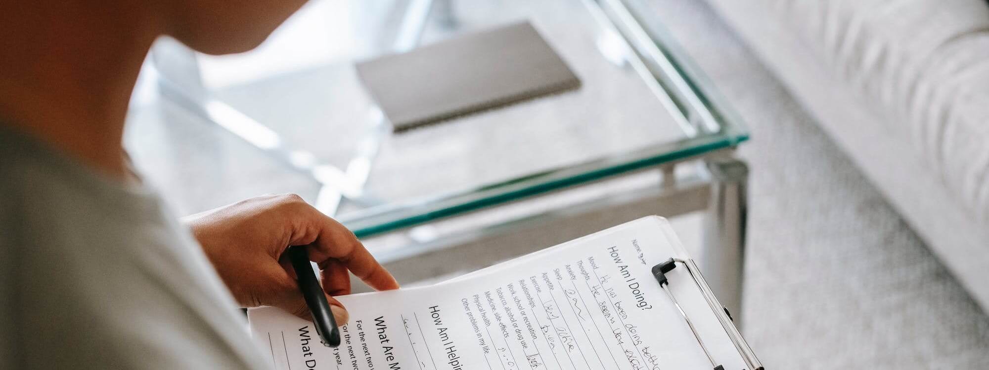 Frau füllt Therapieantrag für biologische Therapie aus