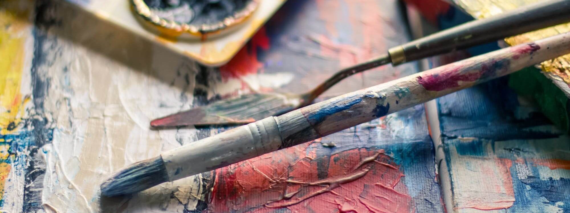 Pinsel und Farbe zum Ausdrucksmalen