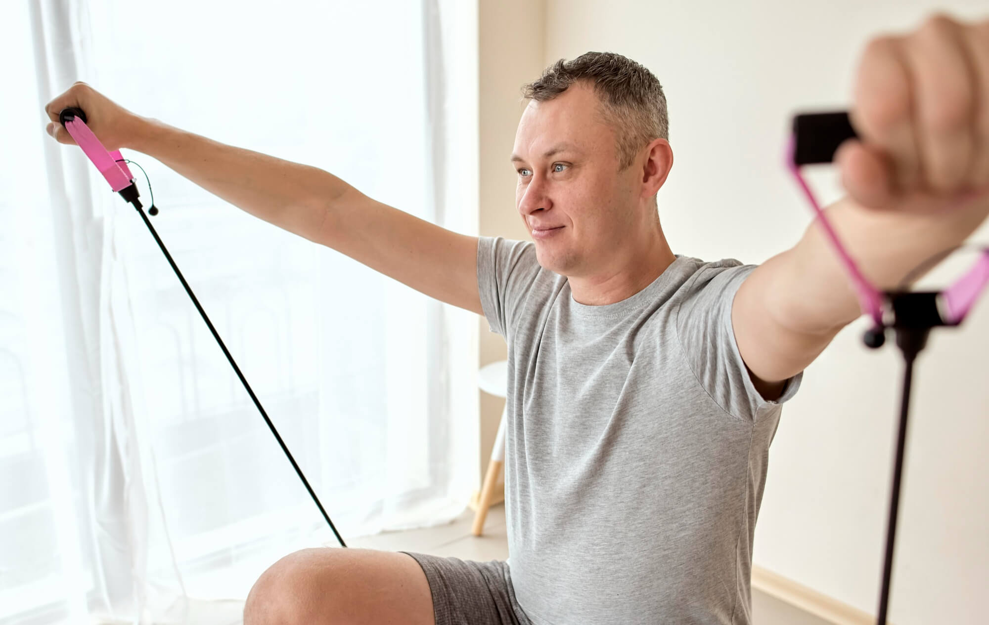 Mann führt eine Übung in der Physiotherapie aus
