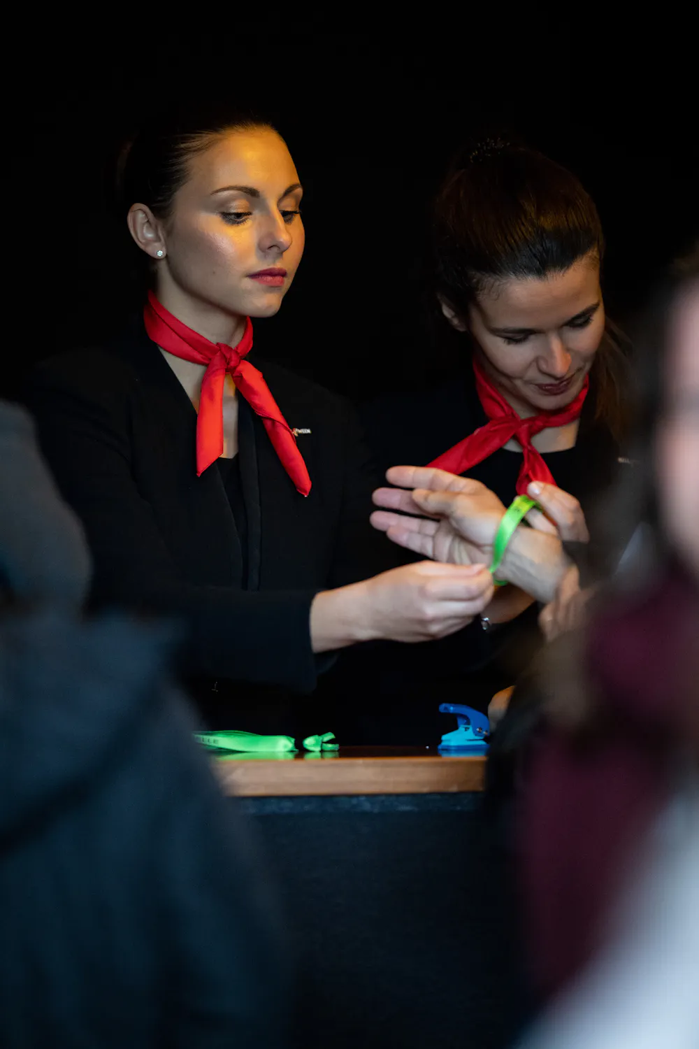 Prestation d'hôtesses de prestige pour remise de bracelet d'accès en loge VIP à Toulouse