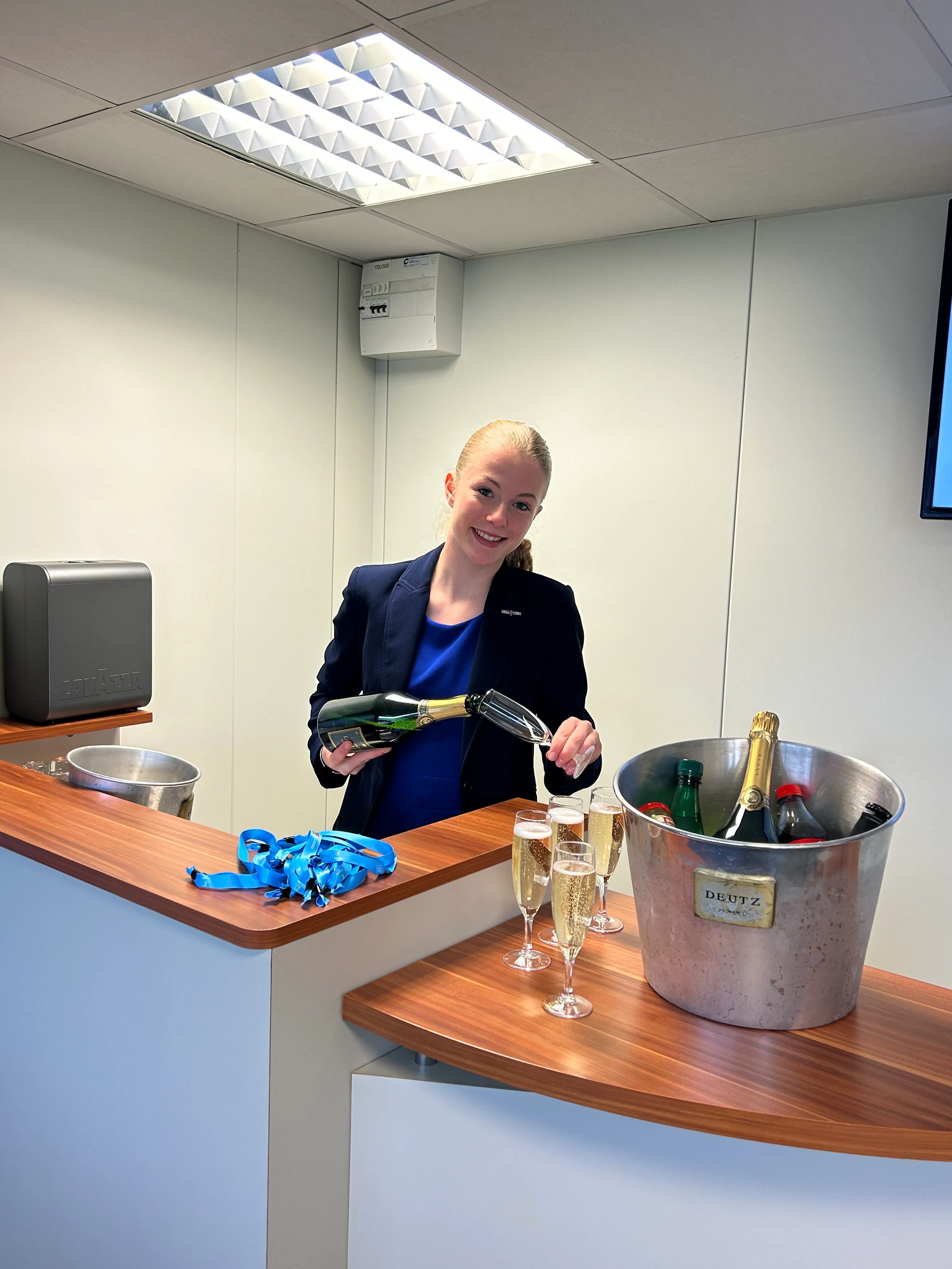 Hôtesses s'occupant du service champagne